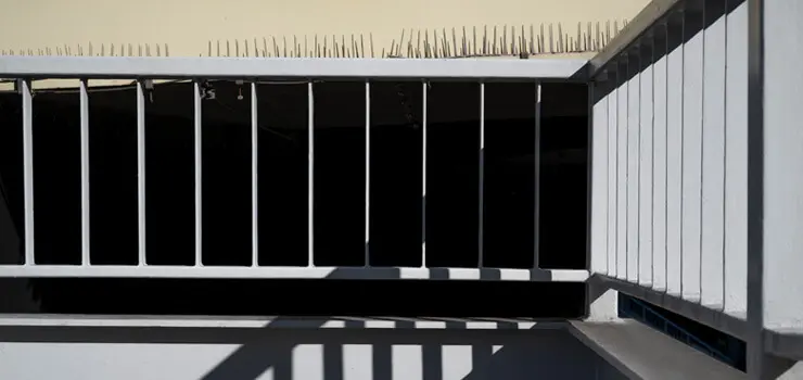 Barandales de herrería para balcones modernos hechos con PTR y soleras