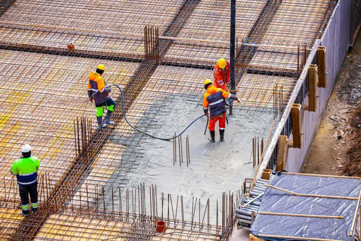 Trabajadores llevando a cabo la construcción de un entrepiso de un edificio