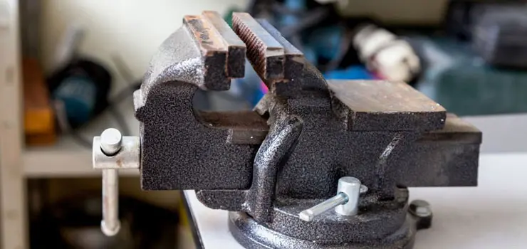 Prensa tornillo de banco dentro de un taller de herrería