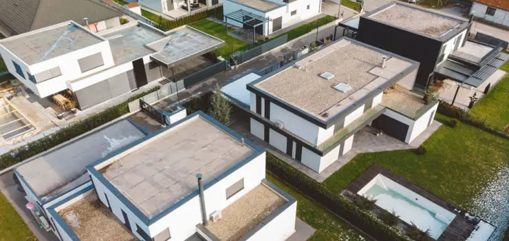 Conjunto de viviendas con azoteas de losa maciza de concreto