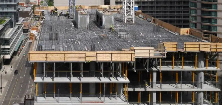 Construcción de losa maciza de concreto en edificio de gran magnitud