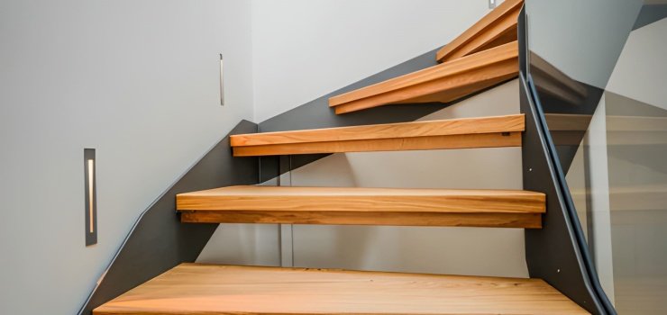 Escalera con estructura de acero, escalones con madera y barandal de vidrio