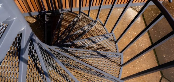 Escalera de caracol y acero al carbón pintado