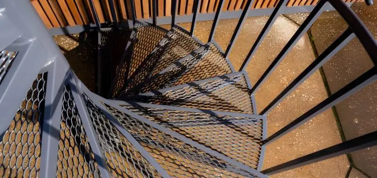 Escalera de caracol y acero al carbón pintado