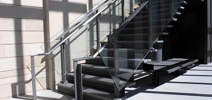 Escalera de herrería moderna con barandal de vidrio