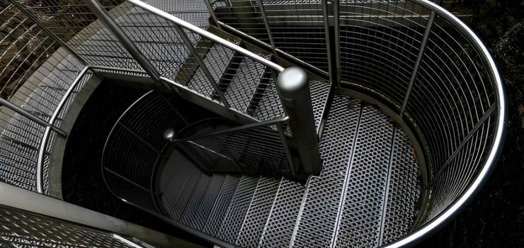 Escalera de herrería moderna de caracol