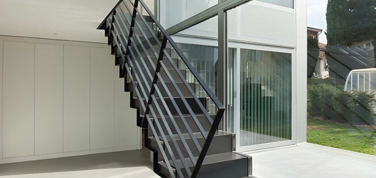 Escalera minimalista de herrería para interiores