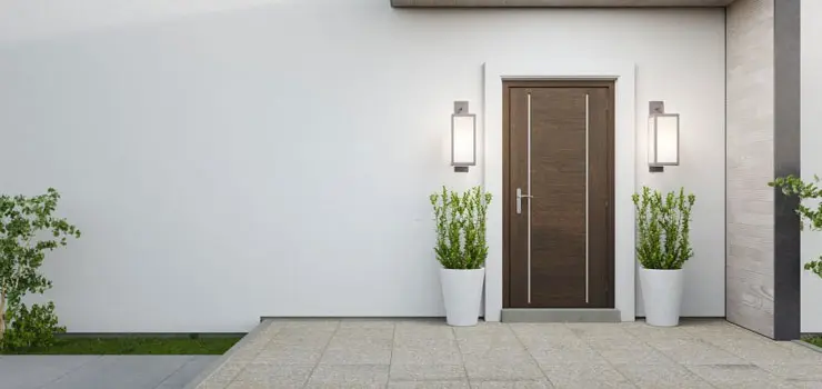 Fachada de casa moderna de un piso con acabado en color blanco