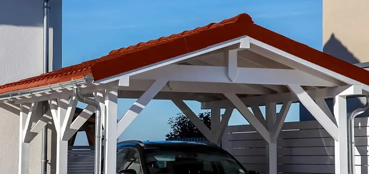 Fachada de casa moderna de un piso con cochera y galvateja