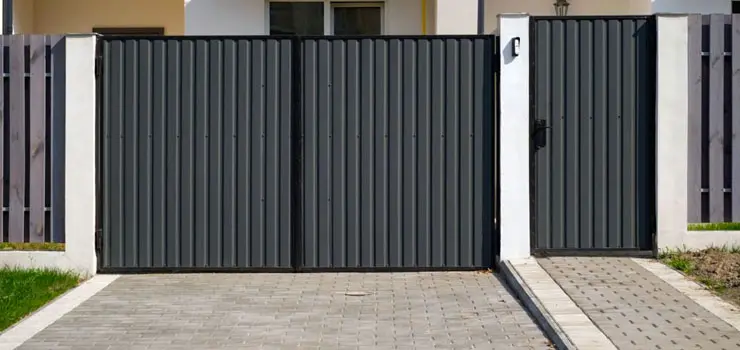 Fachada de casa moderna de un piso con rejas y portón de acero