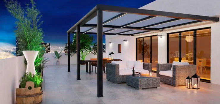 Fachada de casa moderna de un piso con terraza de perfiles y policarbonato