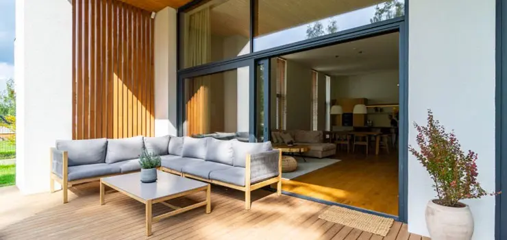 Fachada de casa moderna de un piso con ventanas y marcos de acero