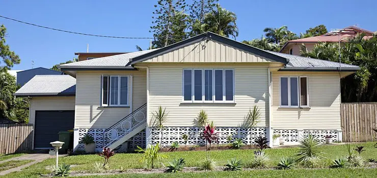 Fachada de casa moderna de un piso construida con láminas de acero