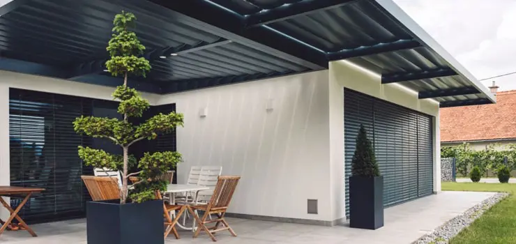 Fachada de casa moderna de un piso construida con perfiles y lámina de acero