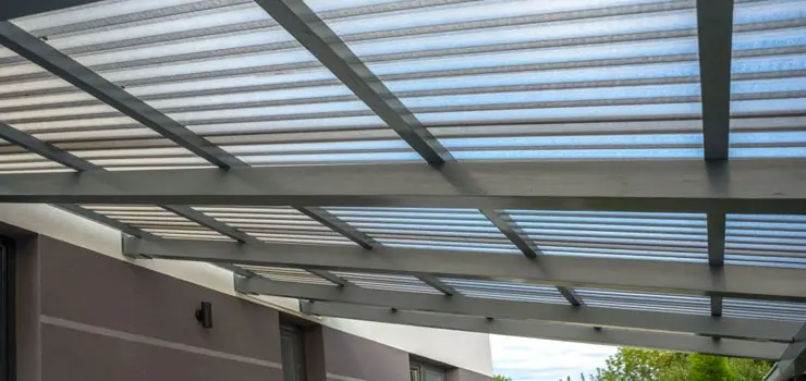 Fachada de casa moderna de un piso elaborada con acero y policarbonato