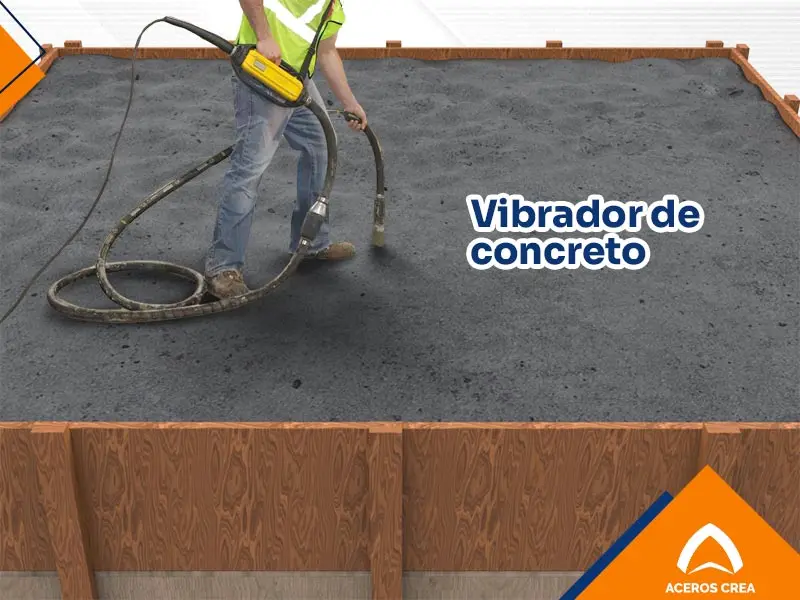 Uso del vibrador de concreto sobre la superficie de hormigón armado