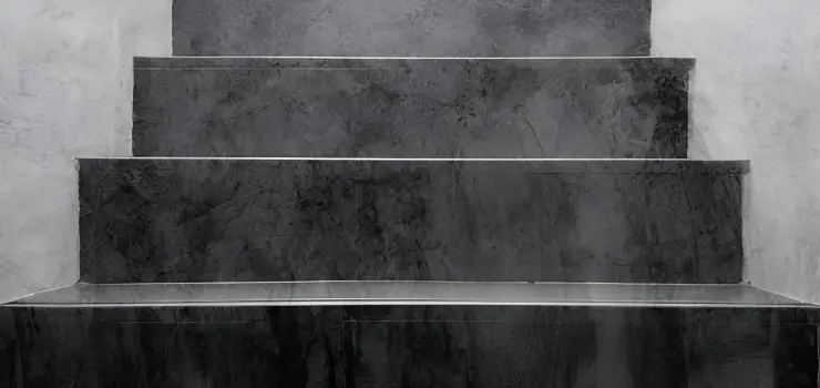 Detalle de tramo de escaleras de concreto con un acabado pulido