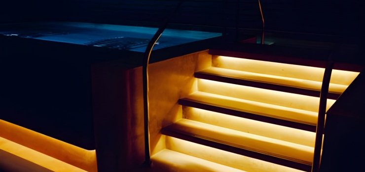 Escaleras de concreto residenciales con iluminación LED durante la noche