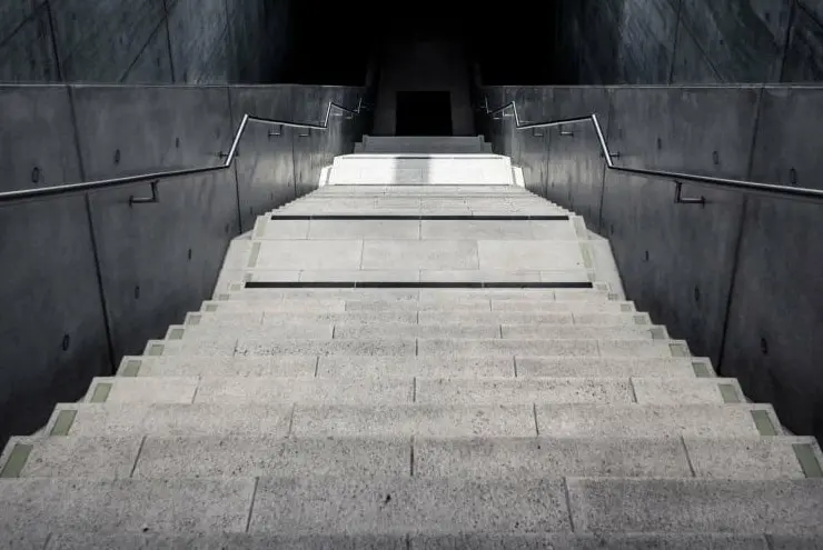 Escaleras de concreto con tramos rectos, descansos y pasamanos de acero