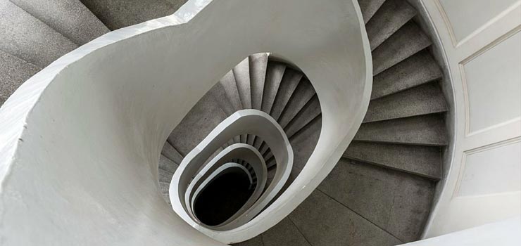 Escaleras de concreto de caracol con pasamanos y diseño moderno
