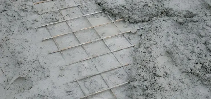 Concreto cubriendo parcialmente una malla electrosoldada