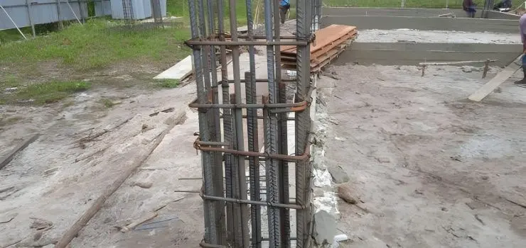 Estructura y entramado de acero de refuerzo en obra
