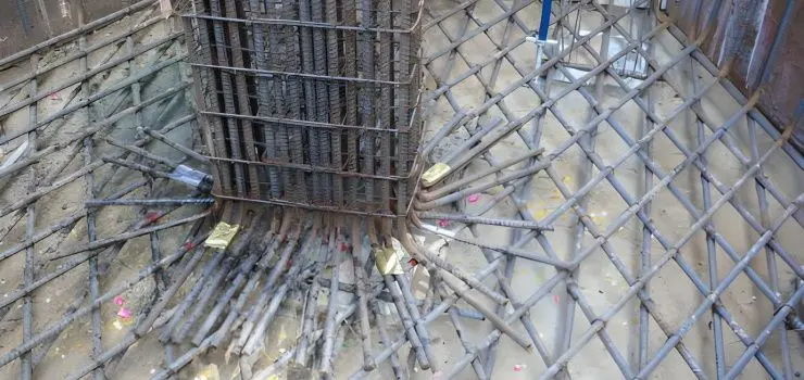 Estructura y entramado de acero de refuerzo en obra