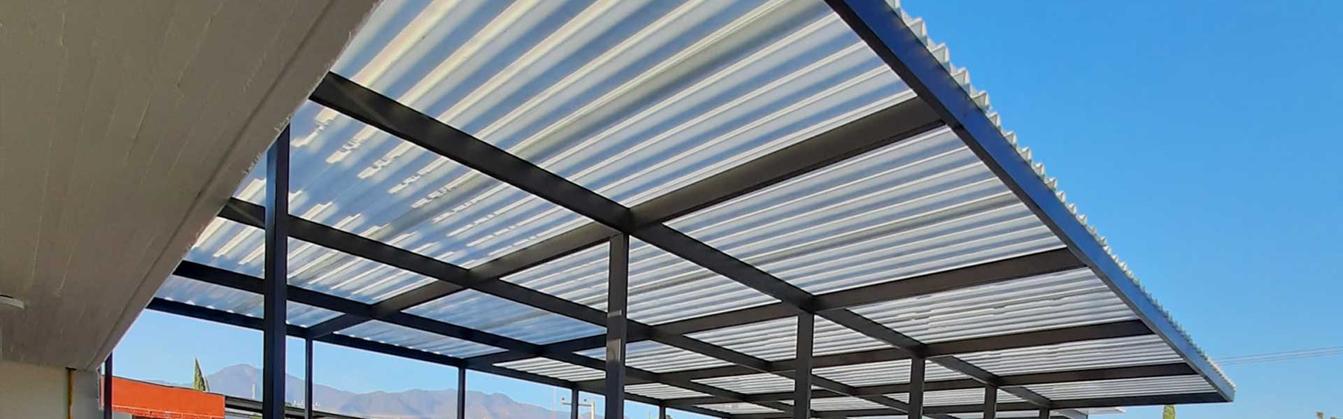 Lámina de poliéster instalada en el techo de una terraza