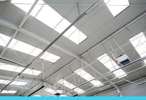 Paneles de lámina de poliéster instalados en varias secciones del techo de una nave industrial