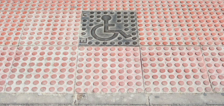 Rampa para discapacitados con pavimento táctil