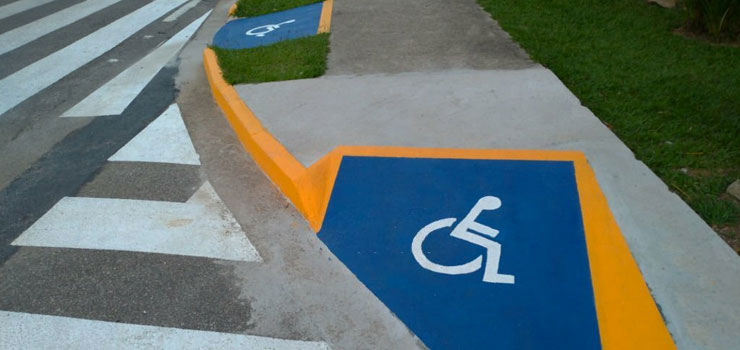 Rampas para personas con discapacidad en banqueta y cerca de cruce peatonal