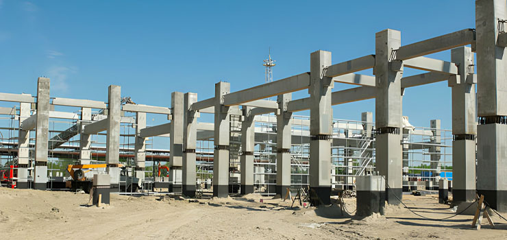 Construcción de edificio con numerosas columnas y trabes de concreto armado