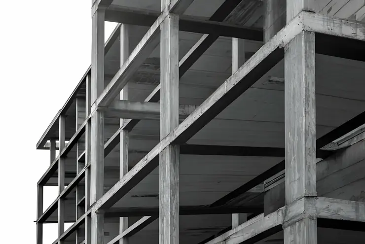 Edificio en construcción con marcos hechos a base de columnas y trabes de concreto