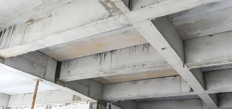 Vista de detalle de sección de edificio con trabes de concreto longitudinales y transversales
