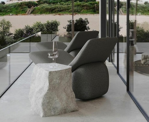 Pequeña terraza con asientos, decoración, piso de concreto pulido y barandilla de cristal