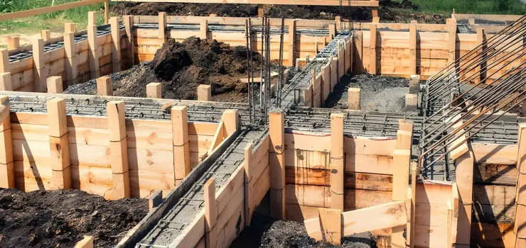 Cadena de desplante elaborada con acero de refuerzo encofrada y colada - Construir una Casa