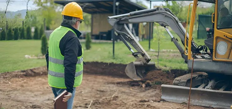 Ingeniero observando la limpieza y acondicionamiento de un terreno