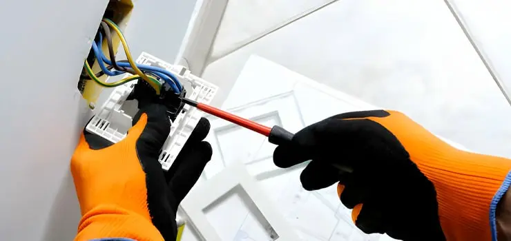 Instalación del sistema eléctrico durante la construcción de una casa