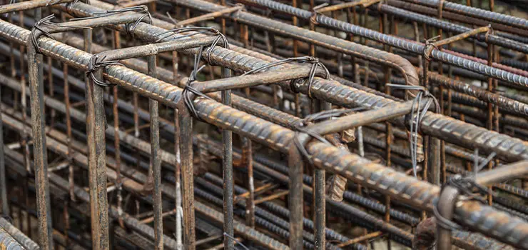 Anillos de alambrón a lo largo de una columna hecha de varilla corrugada