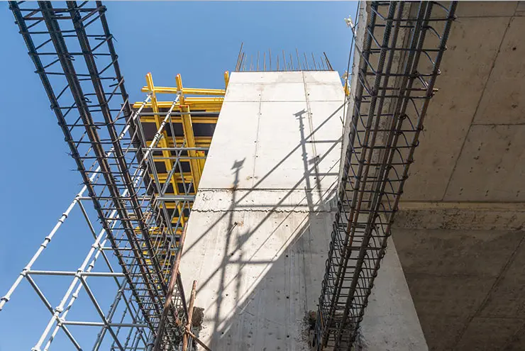 Estribos de acero corrugado colocados en medio de una construccion