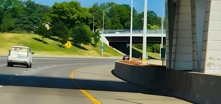 Vehículo circulando por la sección del peralte en al curva de una carretera