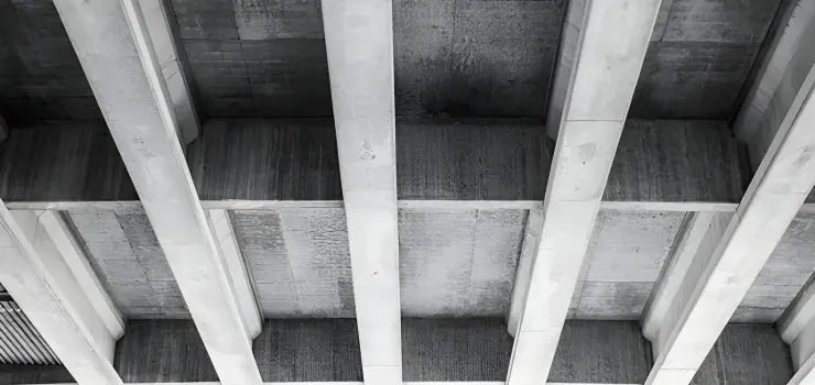 Estructura de concreto en construcción con techo a dos aguas