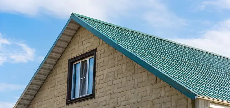 Casa con estructura de acero y techo a dos aguas moderno