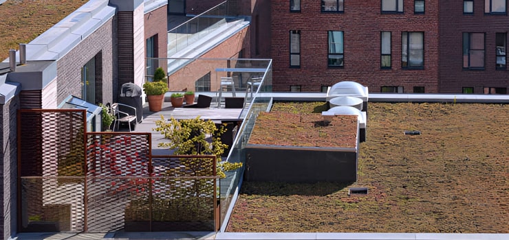 Vista aérea de la azotea de un edificio con jardín y terraza