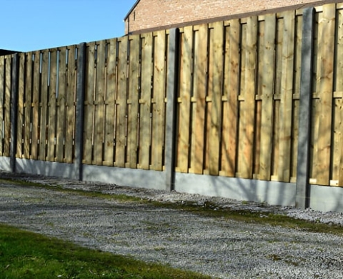 Barda de madera con concreto y perfiles de acero