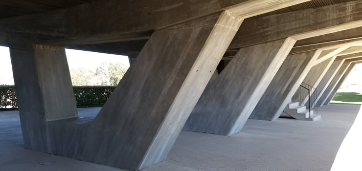 Pilots de forma triangular sosteniendo un edificio