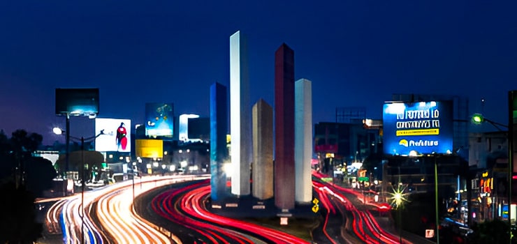 Vista nocturna e iluminada de las Torres de Satélite