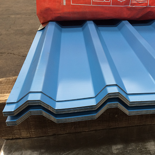Acercamiento al perfil Lámina R101 Pintro Azul apilada en bodega