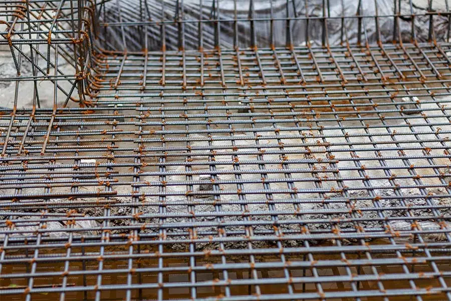 Varillas de acero corrugado posicionadas para un firme de concreto