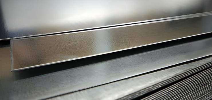 Plano detalle de láminas lisas apiladas